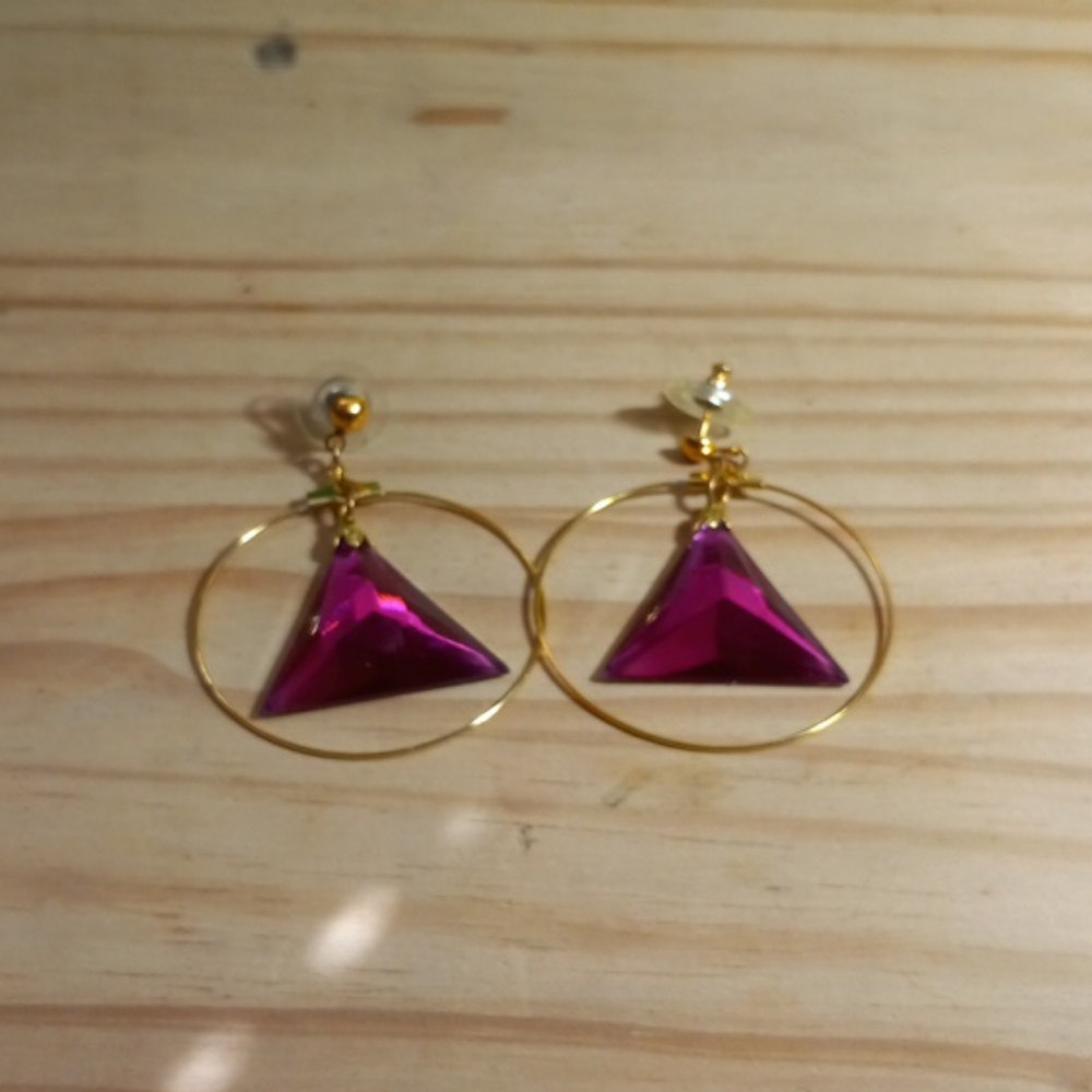 Gold tone, hoop earrings w. fuschia pink triangle